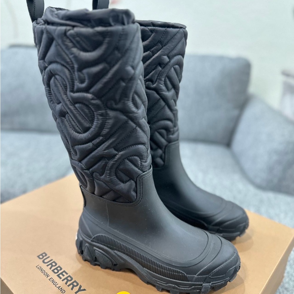 🔥🔥🔥Authentic Burberry Bowling Burberry Boots